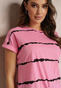 Renee - Różowy T-shirt Tie Dye z Ozdobnym Wiązaniem i Krótkim Rękawem Lilou. Kolor: różowy. Materiał: tkanina, jeans. Długość rękawa: krótki rękaw. Długość: krótkie