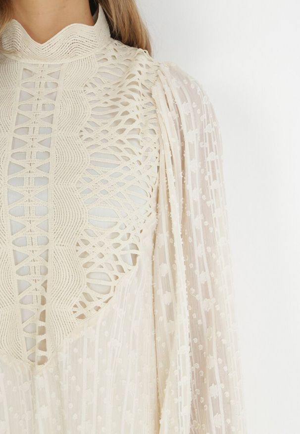 Born2be - Jasnobeżowa Ażurowa Sukienka Mini ze Stójką i Falbankami Ranones. Typ kołnierza: kołnierz z falbankami, kołnierzyk stójkowy. Kolor: beżowy. Materiał: tkanina. Wzór: ażurowy. Styl: retro. Długość: mini