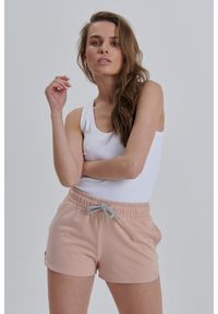 SPODENKI STELLA JASNO RÓŻOWE M - Flawless. Okazja: na co dzień, na spacer. Kolor: różowy. Materiał: dresówka, bawełna, elastan. Długość: długie. Sezon: lato. Styl: sportowy, casual