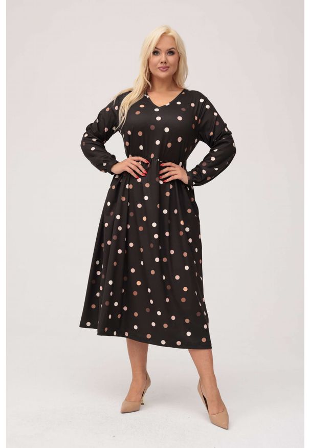Moda Size Plus Iwanek - Czarna sukienka Edith w białe i beżowe grochy XXL OVERSIZE JESIEŃ ZIMA. Typ kołnierza: dekolt w kształcie V. Kolor: czarny, wielokolorowy, beżowy, biały. Materiał: tkanina, poliester, wiskoza. Wzór: grochy. Sezon: jesień, zima. Typ sukienki: oversize. Styl: elegancki. Długość: midi