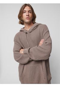 outhorn - Sweter oversize męski Outhorn - brązowy. Typ kołnierza: kaptur. Kolor: brązowy. Materiał: bawełna, dzianina. Wzór: ze splotem