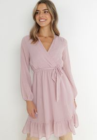 Born2be - Różowa Sukienka Pronestra. Kolor: różowy. Materiał: tkanina, materiał. Wzór: gładki. Typ sukienki: kopertowe. Styl: elegancki. Długość: mini #1