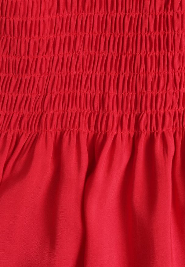 Renee - Czerwona Sukienka z Bawełny Ozdobiona Wiązaniem Tollasea. Okazja: na co dzień, na spacer. Kolor: czerwony. Materiał: bawełna. Wzór: aplikacja. Sezon: lato. Typ sukienki: proste. Styl: casual, elegancki