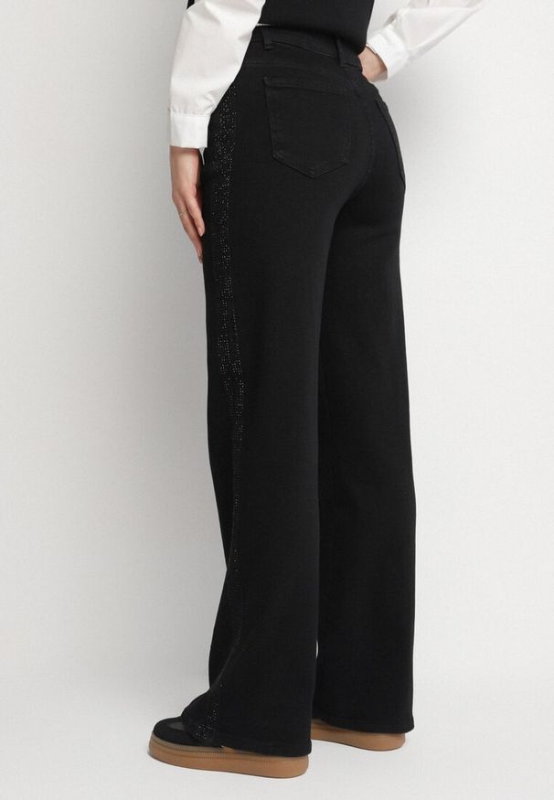 Born2be - Czarne Jeansy o Szerokim Kroju z Wysokim Stanem Zdobione Cyrkoniami Nusianis. Okazja: na co dzień. Stan: podwyższony. Kolor: czarny. Wzór: aplikacja. Styl: casual, elegancki, sportowy, klasyczny