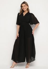 Born2be - Czarny Plisowany Kombinezon o Kopertowym Kroju z Gumką w Talii Ameddie. Okazja: na co dzień. Kolor: czarny. Styl: elegancki, casual