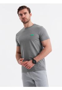 Ombre Clothing - Bawełniany męski t-shirt z zieloną naszywką na piersi – szary V1. Kolor: szary. Materiał: bawełna. Wzór: aplikacja. Styl: klasyczny, sportowy #3
