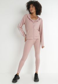 Born2be - Jasnoróżowy Komplet Dresowy 3-częściowy z Lampasami Hisa. Kolekcja: plus size. Kolor: różowy. Materiał: dresówka. Sport: turystyka piesza #5