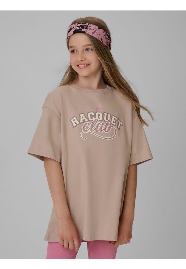 4f - 4F T-shirt oversize z nadrukiem dziewczęcy - beżowy 122/128 (6-8 lat). Okazja: na co dzień. Kolor: beżowy. Materiał: bawełna, dzianina. Wzór: nadruk. Sezon: lato. Styl: casual