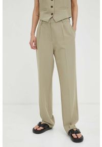 Samsoe & Samsoe - Samsoe Samsoe spodnie damskie kolor beżowy proste high waist. Okazja: na co dzień. Stan: podwyższony. Kolor: beżowy. Materiał: tkanina, poliester. Styl: casual