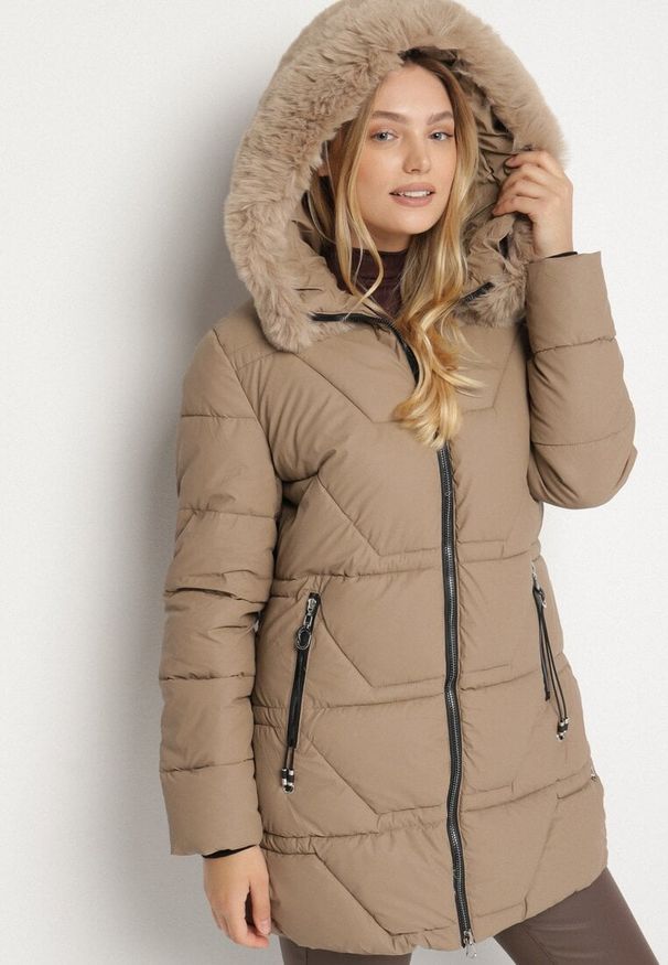 Born2be - Brązowa Taliowana Kurtka z Pikowanymi Przeszyciami i Kapturem z Futrem Avileria. Okazja: na co dzień, na spacer. Kolekcja: plus size. Kolor: brązowy. Materiał: futro. Styl: casual