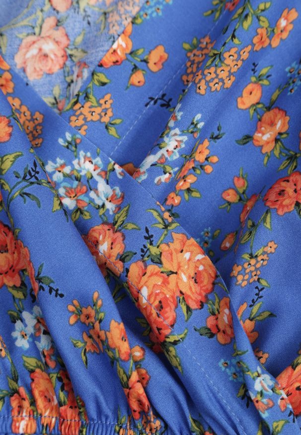 Renee - Niebieska Wiskozowa Sukienka Midi w Kwiaty z Gumką w Pasie i Materiałowym Paskiem Aidenia. Kolor: niebieski. Materiał: wiskoza, materiał. Wzór: kwiaty. Typ sukienki: kopertowe. Długość: midi