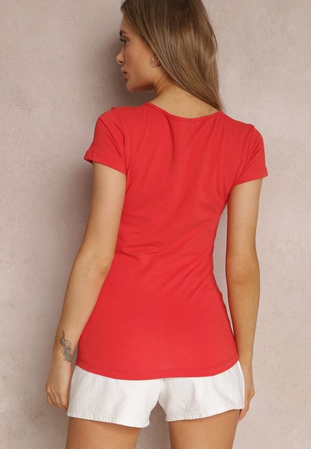 Renee - Czerwony T-shirt Amarhyse. Okazja: na co dzień. Kolor: czerwony. Materiał: bawełna, materiał. Długość rękawa: krótki rękaw. Długość: krótkie. Wzór: aplikacja. Styl: casual