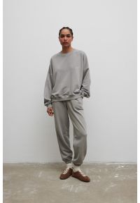 Marsala - Spodnie typu jogger z HAFTEM w kolorze GREY PALOMA- NEVIS-XS. Materiał: guma, bawełna, dzianina, poliester. Wzór: haft. Styl: elegancki