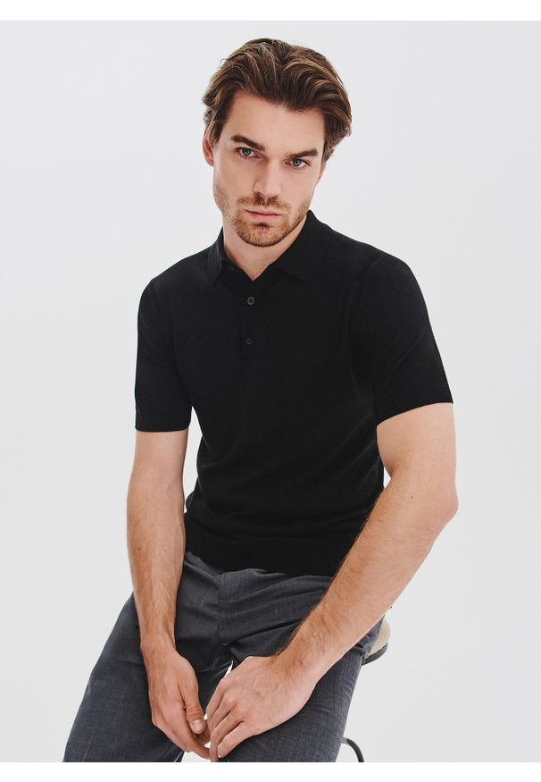 Pako Lorente - PAKO LORENTE - Czarny swetrowy t-shirt polo. Okazja: na co dzień. Typ kołnierza: polo. Kolor: niebieski, czarny, beżowy. Materiał: bawełna, jedwab. Długość rękawa: krótki rękaw. Długość: krótkie. Styl: casual, elegancki