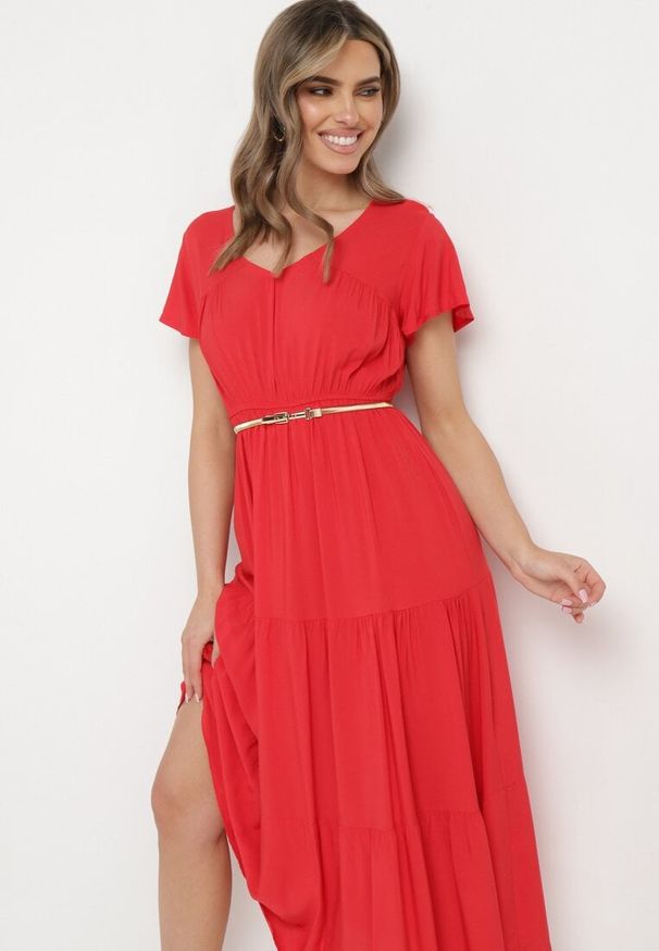 Born2be - Czerwona Sukienka z Wiskozy o Rozkloszowanym Kroju Folky. Okazja: na co dzień. Typ kołnierza: dekolt w kształcie V. Kolor: czerwony. Materiał: wiskoza. Styl: elegancki, casual