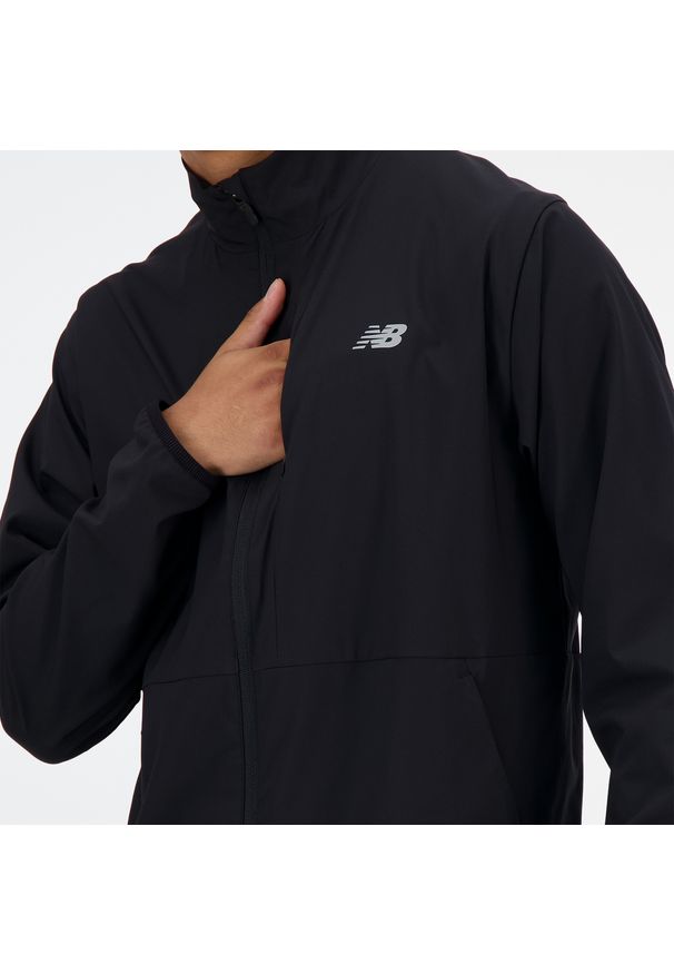 Kurtka męska New Balance MJ41062BK – czarna. Okazja: na co dzień. Typ kołnierza: kołnierzyk stójkowy. Kolor: czarny. Materiał: poliester, materiał. Styl: casual. Sport: fitness