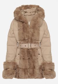 Born2be - Beżowa Taliowana Kurtka z Paskiem Kapturem i Ozdobnym Futrem Rainaria. Okazja: do pracy, na co dzień, na spotkanie biznesowe. Kolor: beżowy. Materiał: futro. Styl: casual, retro, elegancki, biznesowy #6