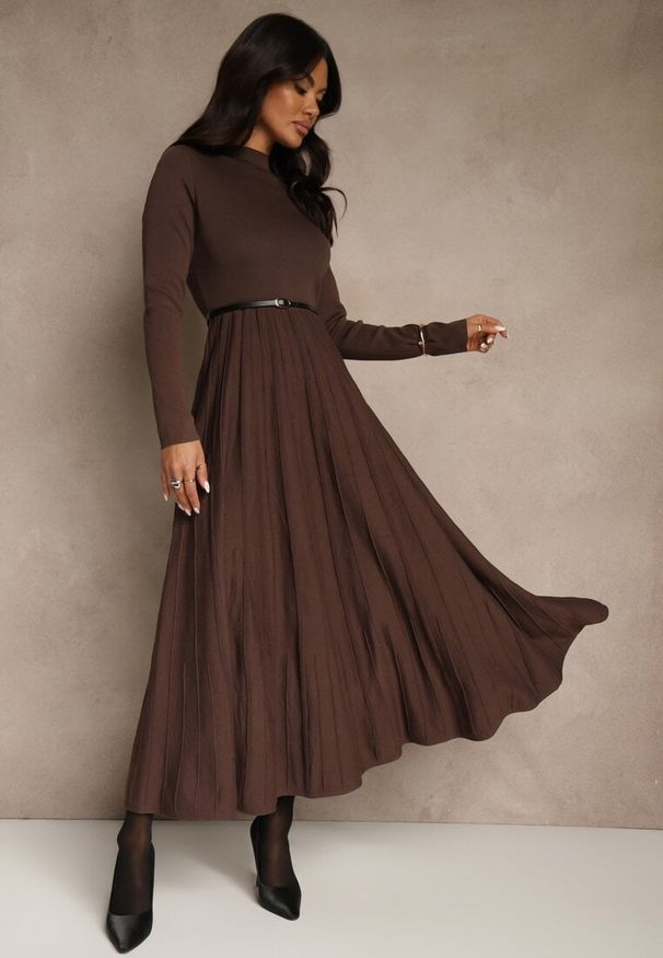 Renee - Brązowa Dzianinowa Sukienka Rozkloszowana Longsleeve z Wiskozą i Paskiem Tusnira. Okazja: na co dzień. Kolor: brązowy. Materiał: dzianina, wiskoza. Długość rękawa: długi rękaw. Typ sukienki: proste. Styl: casual, elegancki