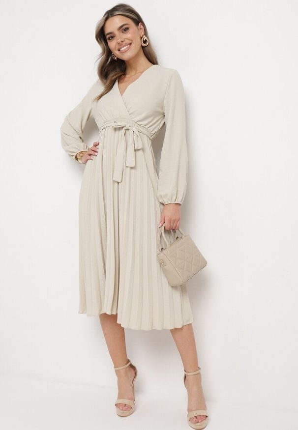 Born2be - Jasnobeżowa Sukienka Mesyre. Okazja: na randkę, do pracy. Typ kołnierza: dekolt w kształcie V. Kolor: beżowy. Materiał: materiał. Typ sukienki: kopertowe, plisowane. Długość: midi