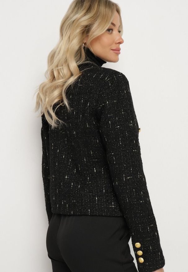 Born2be - Czarna Marynarka o Taliowanym Kroju z Ozdobnymi Guzikami i Poduszkami w Ramionach Zinnesa. Okazja: na imprezę, do pracy, na spotkanie biznesowe. Kolor: czarny. Materiał: jedwab. Styl: klasyczny, biznesowy, elegancki