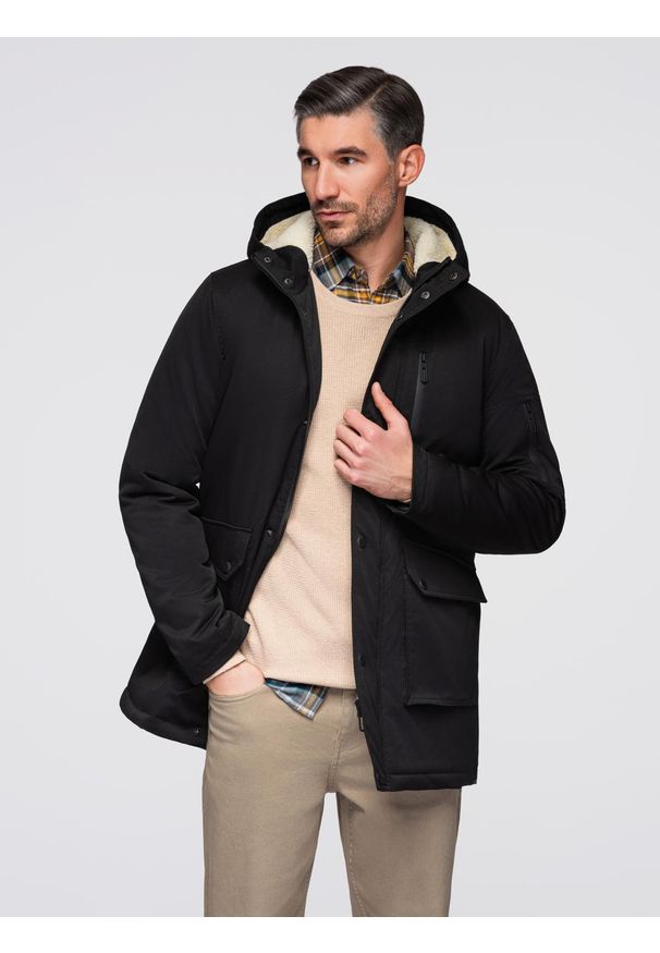 Ombre Clothing - Długa kurtka męska parka z kożuszkiem – czarna V4. Kolor: czarny. Materiał: syntetyk, materiał, wełna, guma. Długość: długie. Wzór: aplikacja. Styl: klasyczny