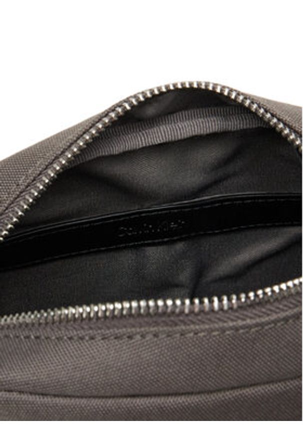 Calvin Klein Saszetka Contrast Reporter LV04D3175G Szary. Kolor: szary. Materiał: materiał