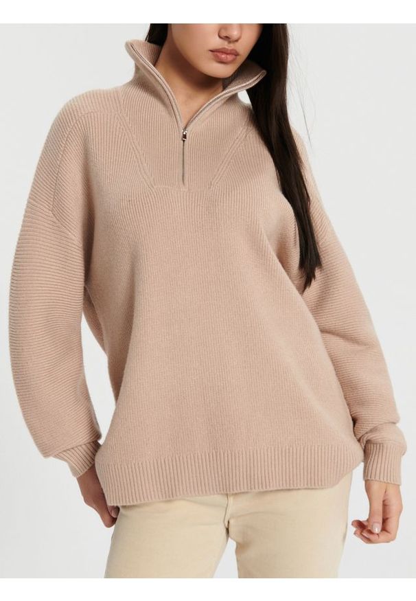 Sinsay - Sweter ze stójką - beżowy. Typ kołnierza: kołnierzyk stójkowy. Kolor: beżowy. Materiał: wiskoza, materiał, prążkowany, skóra