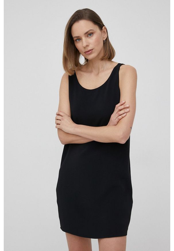 Calvin Klein sukienka kolor czarny mini prosta. Okazja: na co dzień. Kolor: czarny. Materiał: tkanina. Długość rękawa: na ramiączkach. Wzór: gładki. Typ sukienki: proste. Styl: casual. Długość: mini