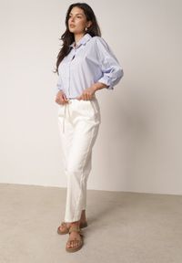 Born2be - Białe Jeansy z Bawełny o Kroju Mom Fit z Wysokim Stanem i Wiązaniem Drenlenne. Okazja: do pracy, na co dzień. Stan: podwyższony. Kolor: biały. Wzór: aplikacja. Styl: casual #7