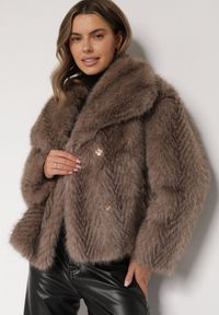 Born2be - Jasnobrązowa Futrzana Kurtka z Cieniowanym Wzorem Monizavia. Okazja: na co dzień. Kolor: brązowy. Materiał: futro. Styl: casual, klasyczny #3