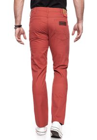 Wrangler - WRANGLER GREENSBORO RED OCHRE W15QAN73L. Materiał: materiał. Wzór: jednolity