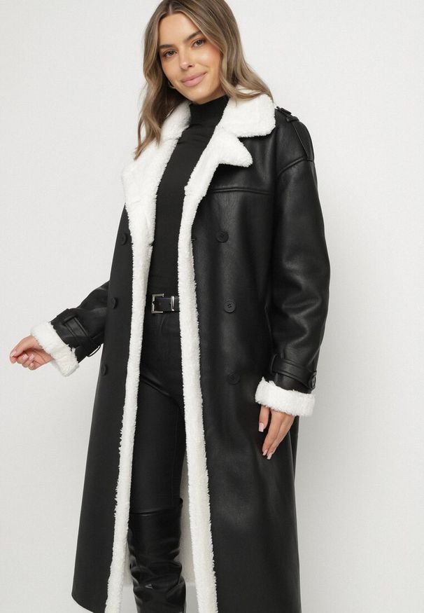 Born2be - Czarny Dwurzędowy Płaszcz z Imitacji Skóry z Wiązanym Paskiem i Futrem Guritte. Okazja: na co dzień. Typ kołnierza: golf. Kolor: czarny. Materiał: futro, skóra. Długość rękawa: długi rękaw. Długość: długie. Styl: casual, elegancki, klasyczny