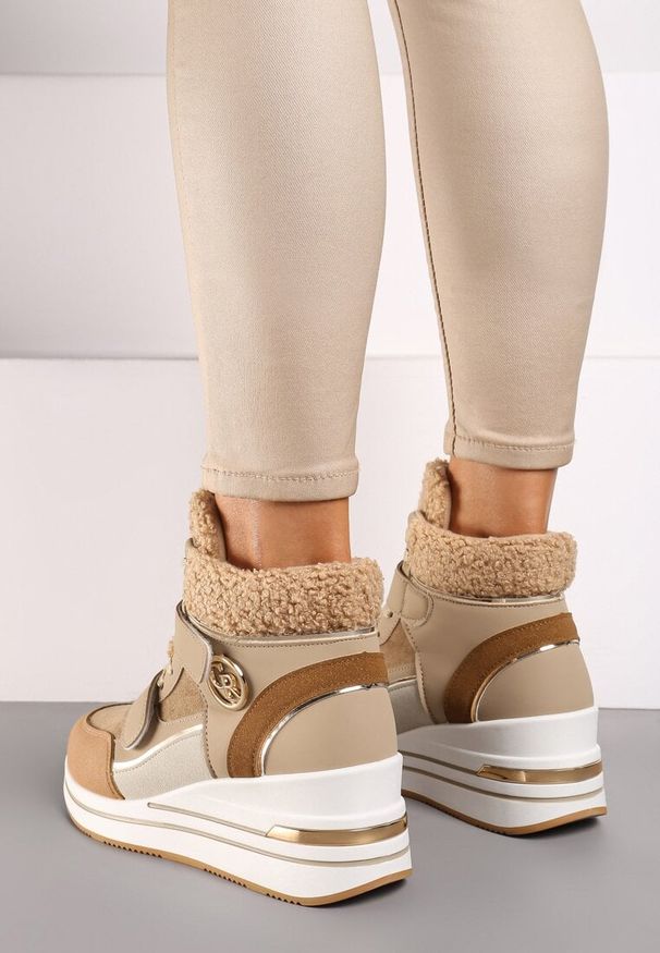 Born2be - Ciemnobeżowe Sznurowane Sneakersy na Koturnie ze Sztucznym Futrem i Metalicznymi Aplikacjami Leridras. Nosek buta: okrągły. Zapięcie: sznurówki. Kolor: beżowy. Materiał: futro. Wzór: aplikacja. Obcas: na koturnie. Wysokość obcasa: średni