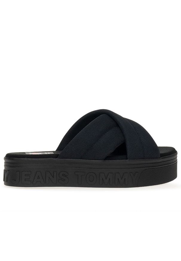 Klapki damskie Tommy Jeans Lettering Flatform EN0EN02465-BDS - czarne. Okazja: na co dzień, na plażę. Zapięcie: pasek. Kolor: czarny. Materiał: poliester, materiał. Szerokość cholewki: normalna. Wzór: paski. Sezon: lato