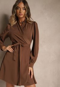 Renee - Brązowa Sukienka z Kopertowym Dekoltem i Paskiem Naliama. Okazja: na spotkanie biznesowe. Kolor: brązowy. Typ sukienki: kopertowe. Styl: biznesowy, elegancki #5