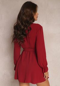 Renee - Bordowa Sukienka Parthameia. Kolor: czerwony. Materiał: tkanina. Wzór: jednolity. Typ sukienki: kopertowe. Styl: klasyczny. Długość: mini #3