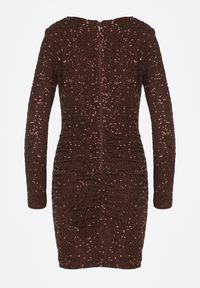 Born2be - Brązowa Dopasowana Sukienka Wieczorowa z Lejącym Dekoltem i Cekinami Siwedea. Okazja: na ślub cywilny, na wesele. Kolor: brązowy. Materiał: poliester. Długość rękawa: długi rękaw. Wzór: aplikacja. Styl: wizytowy #2