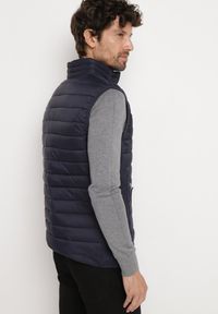 Born2be - Granatowa Pikowana Kamizelka z Kieszeniami na Suwak Hanilea. Okazja: na co dzień. Kolor: niebieski. Materiał: jeans. Styl: klasyczny, casual, elegancki #7