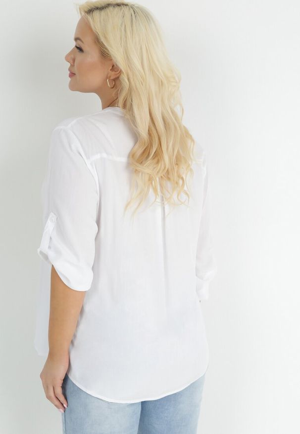 Born2be - Biała Bluzka z Wiskozy Artanassa. Typ kołnierza: kołnierzyk stójkowy. Kolor: biały. Materiał: wiskoza. Wzór: gładki. Sezon: wiosna, lato