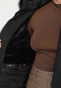 Born2be - Czarna Pikowana Kurtka z Kapturem z Futerkiem Espenna. Okazja: na co dzień. Typ kołnierza: kaptur. Kolekcja: plus size. Kolor: czarny. Materiał: futro. Sezon: zima. Styl: casual, elegancki #7