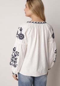 Born2be - Biała Bawełniana Bluzka Boho z Ozdobnym Haftem i Sznurkiem z Frędzlami Lamegenia. Okazja: na co dzień. Kolor: biały. Materiał: bawełna. Długość: długie. Wzór: haft. Styl: boho #3
