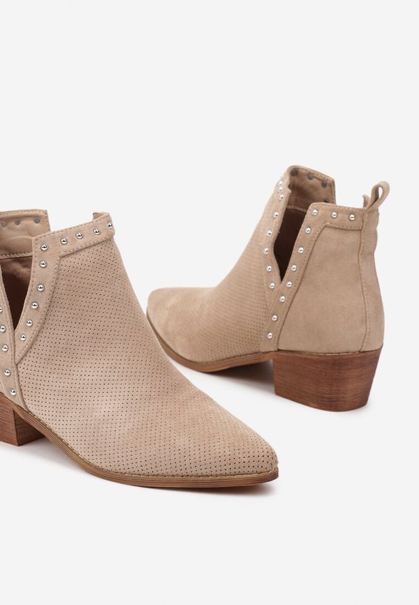 Born2be - Ciemnobeżowe Ażurowe Botki Vices na Obcasie Ozdobione Wycięciem i Nitami Lilfedi. Okazja: na imprezę, na co dzień. Kolor: beżowy. Materiał: jeans, skóra. Wzór: aplikacja, ażurowy. Sezon: zima, jesień. Obcas: na obcasie. Styl: wizytowy, casual. Wysokość obcasa: średni