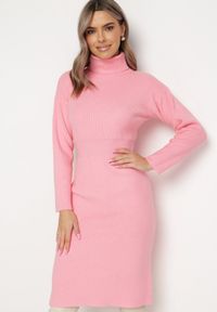 Born2be - Różowa Sukienka z Wełną o Swetrowym Fasonie z Golfem Haweilla. Typ kołnierza: golf. Kolor: różowy. Materiał: wełna. Sezon: zima #2