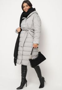 Born2be - Szara Pikowana Kurtka z Kapturem Wiązanym Paskiem i Zapięciem na Napy Tilinia. Okazja: na spacer. Typ kołnierza: kaptur. Kolor: szary. Materiał: jeans. Sezon: zima. Styl: elegancki #3