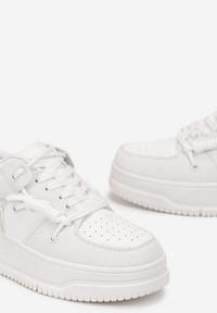 Born2be - Białe Sneakersy z Podwójnym Sznurowaniem Amolvi. Nosek buta: okrągły. Zapięcie: sznurówki. Kolor: biały. Materiał: materiał. Sezon: wiosna, jesień. Obcas: na obcasie. Wysokość obcasa: niski #2