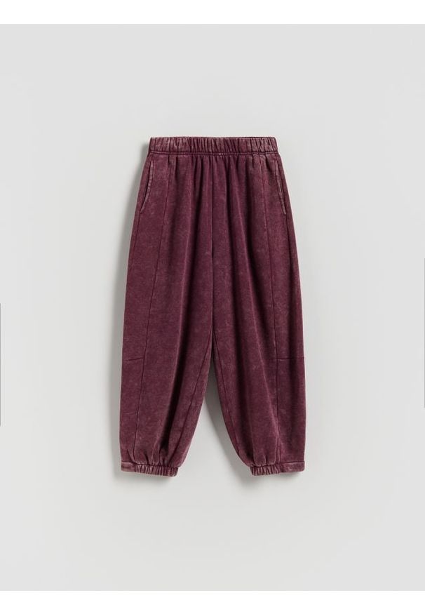 Reserved - Spodnie dresowe z efektem sprania - bordowy. Kolor: czerwony. Materiał: dresówka