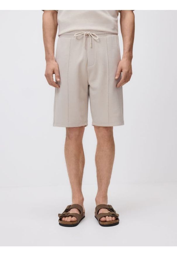 Reserved - Szorty regular fit z włóknem bambusowym - beżowy. Kolor: beżowy. Materiał: włókno