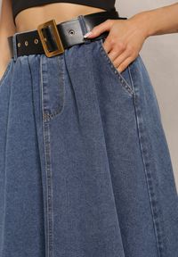Renee - Niebieska Rozkloszowana Spódnica Jeansowa Midi z Paskiem Wendlla. Kolor: niebieski. Materiał: jeans