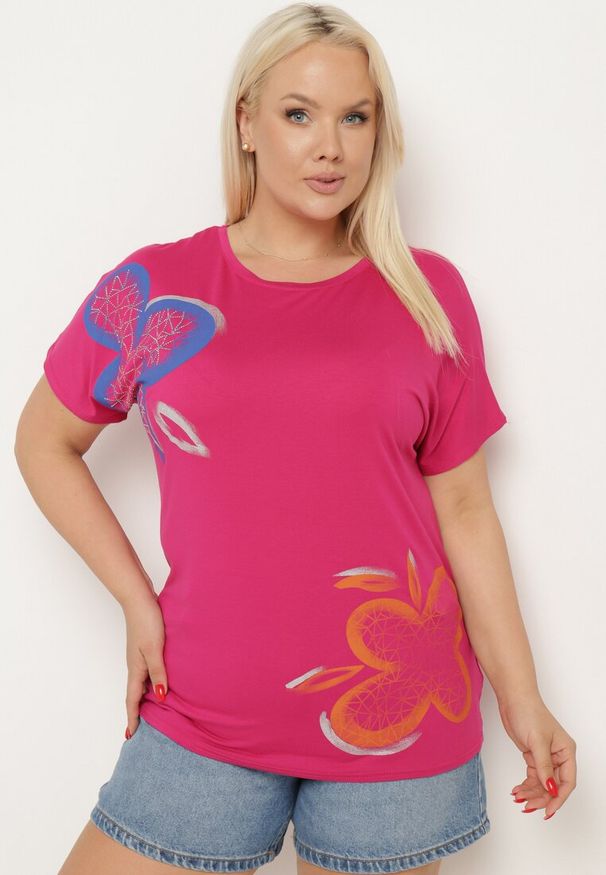 Born2be - Ciemnoróżowy Klasyczny T-shirt z Bawełny Ozdobiony Nadrukiem i Cyrkoniami Kristinae. Okazja: na co dzień. Kolor: różowy. Materiał: bawełna. Wzór: nadruk, aplikacja. Styl: klasyczny