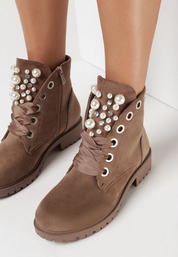 Born2be - Brązowe Botki Briogen. Wysokość cholewki: za kostkę. Nosek buta: okrągły. Zapięcie: sznurówki. Kolor: beżowy. Szerokość cholewki: normalna. Wzór: aplikacja. Obcas: na obcasie. Wysokość obcasa: niski